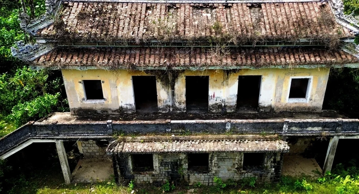 KHAM PHÁ KHU BIỆT THỰ CỔ XƯA CỦA “LÃNH CHÚA MIỀN TRUNG,” GIỜ ĐÃ CHÌM TRONG NHỀN NHÁN CỦA PHẾ TÁCH VÀ RÊU PHONG
