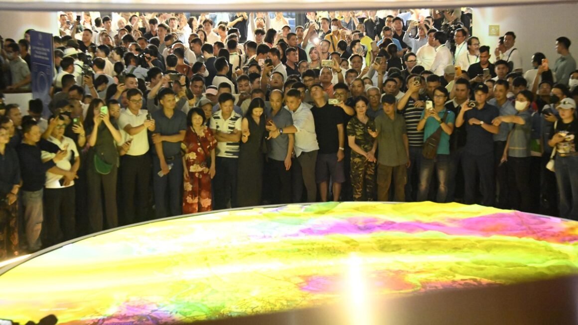 KHÁM PHÁ TƯƠNG LAI HÀ NỘI QUA MÔ HÌNH VÀ BẢN ĐỒ ĐỘC ĐÁO SAU LỄ CÔNG BỐ QUI HOẠCH 100 NĂM!
