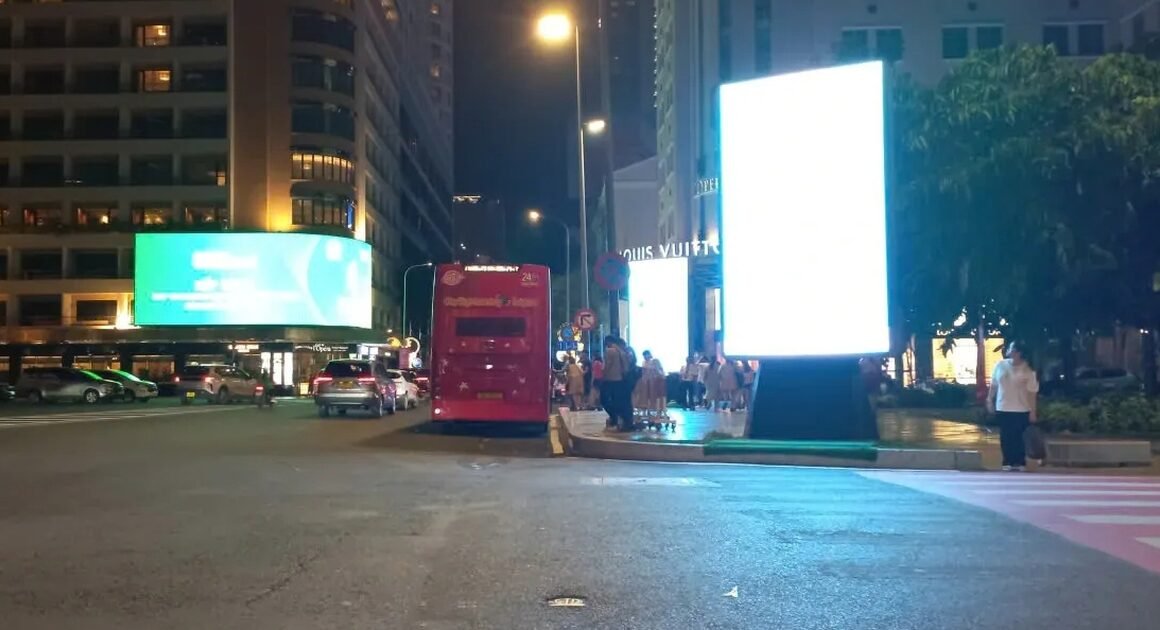 ÁNH SÁNG TỪ MÀN HÌNH LED QUẢNG CÁO: NGUY CƠ NGHIÊM TRỌNG ĐẾN SỨC KHỎE VÀ AN toàn GIAO THÔNG TẠI TP.HCM!