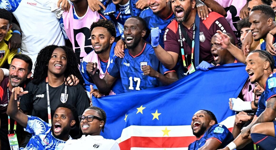 CÁC CĐV CABO VERDE GỬI THÔNG ĐIỆP ĐÁNG YÊU NHƯNG KHÔNG KHIẾM ‘ĐE DỌA’ CHO MESSI VÀ ARGENTINA TRƯỚC TRẬN ĐẤU QUYẾT ĐỊNH!