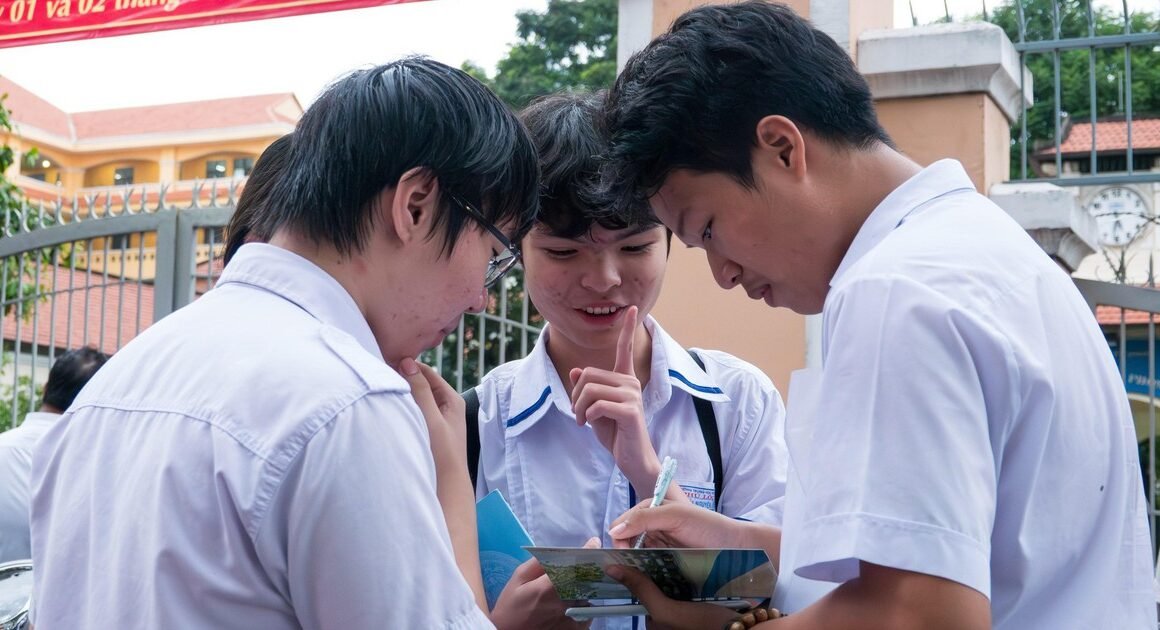 AI CÓ THỂ NGHĨ ĐỀ LÝ CHUYÊN LÀ SAI? THÍ SINH TĂNG 15 PHÚT GIẢI ĐỀ BƯỚC NÀY!