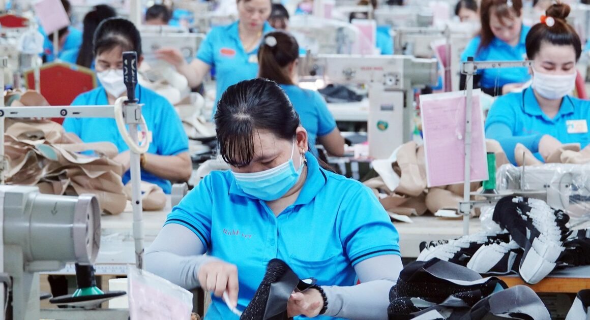 HỘI ĐỒNG TIỀN LƯƠNG QUỐC GIA ĐỀ XUẤT 2 PHƯƠNG ÁN ĐIỀU CHỈNH LƯƠNG NĂM 2027, DOANH NGHIỆP CHƯA CÓ ĐÁM DẤU CHÍNH THỨC