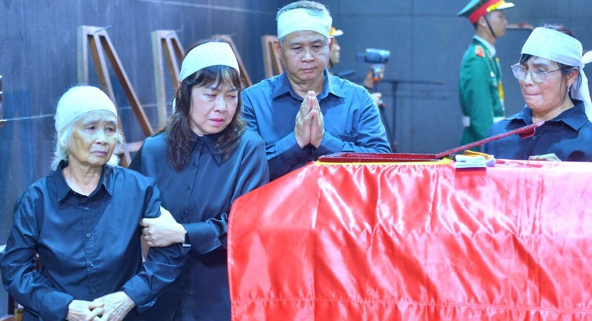 KHÓA TIM VỢ TRƯỚC LINH CỬU ANH HÙNG LA VĂN CẦU GÂY NGƯỜI XEM NGẠN NGẨN, XÚC ĐỘNG