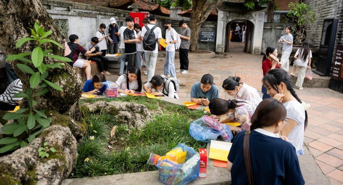 KHÔNG KHÍ VÀN ƯỚT HÂN HOAN TRƯỚC NGÀY THI QUỐC GIA 2026 TẠI VĂN MIẾU – QUỐC TỬ GIÁM!