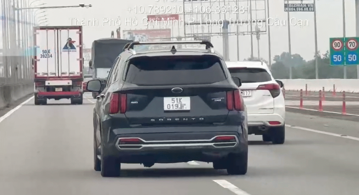 CHỈ TRONG NHOÁNG THỜI GIAN, HƠN 150 TÀI XẾ BỊ PHẠT VÌ CHUYỂN LÀN KHÔNG BẬT TIN HIỆU TRÊN CAO TỐC!