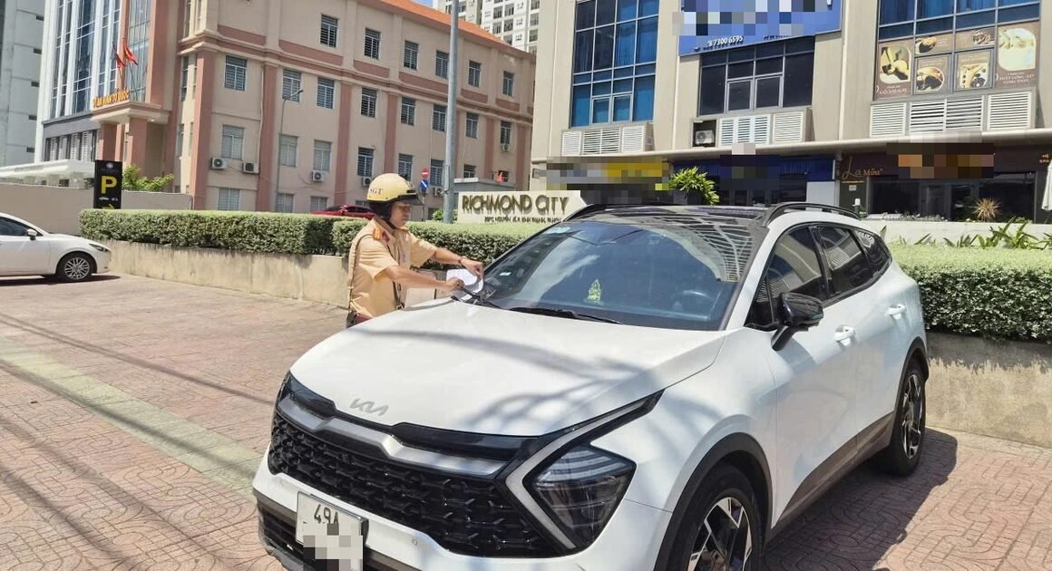 AI ĐANG THEO DÕI NHỮNG XE ĐẬU TRÊN VỈA HÈ TRÊN ĐƯỜNG NGUYỄN XÍ, DÙ ĐÃ ĐÓNG CỬA NGỦ!