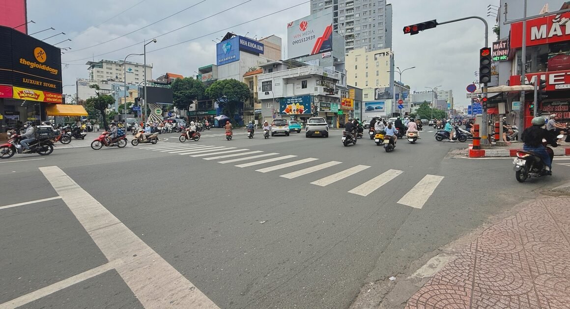 Có ai ngờ rằng quy định rẽ phải khi gặp đèn đỏ tại giao lộ có tiểu đảo lại đang gây tranh cãi lớn?