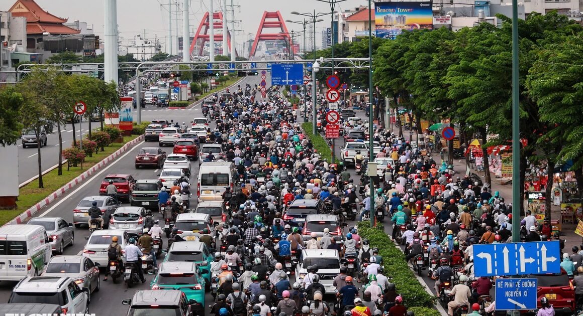 SỨC NẶNG KHỦNG KHIẾP TRÊN ĐƯỜNG PHẠM VĂN ĐỒNG SẼ ĐƯỢC GIẢI QUYẾT NHƯ THẾ NÀO?