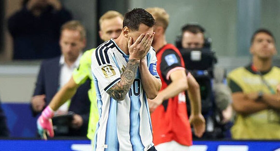 SIÊU SAO MESSI BỎ LỠ CƠ HỘI OAI ĐẮC GHI BÀN MỞ TỈ SỐ CHO ARGENTINA TRƯỚC ÁO, AI NGỜ ĐƯỢC!