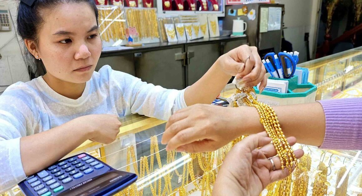 VÀNG GIẢM SỐC, MỐC 150 TRIỆU MẤT TÍCH TẮC, NGƯỜI NẮM GIỮ THỨC TRẮC ĐƯỜNG TRẦN TRỤC?