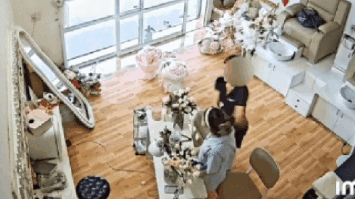 BỊ TÚM TÓC VÀ ĐÁNH NHANH TRONG TIỆM NAIL, NỮ NẠN NHÂN BẤT NGỜ CHIA SẺ VỤ VIỆC CÓ ĐÀM MÙA ĐE DỌA VÀ LÀM PHIỀN!