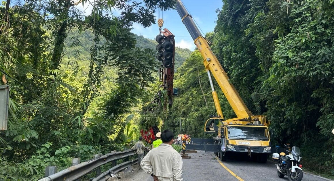 SAU HƠN 2 GIỜ TẠM DỪNG, ĐƯỜNG ĐI QUA ĐÈO BẢO LỘC ĐÃ ĐƯỢC MỞ LẠI SAU VỤ CỨU HỘ XE CONTAINER RƠI XUỐNG VỰC SÂU