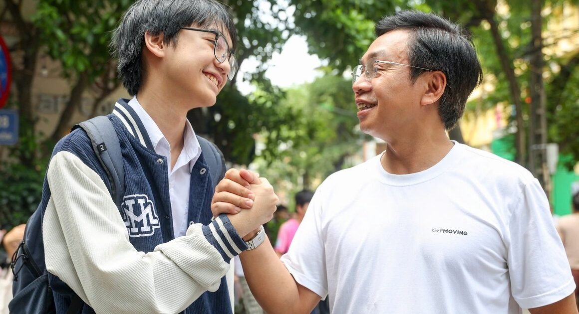 KHÁM PHÁ ĐỀ THI VÀ ĐÁP ÁN CHÍNH THỨC 3 MÔN VÀO LỚP 10 HÀ NỘI NĂM NAY!