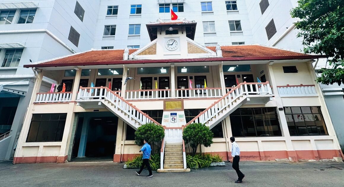 KHÁM PHÁ CHIẾC ĐỒNG HỒ CỔ HƠN 120 NĂM VẪN CHẠY BÌNH THƯỜNG TẠI TRƯỜNG CAO ĐẲNG KỸ THUẬT CAO THẮNG!