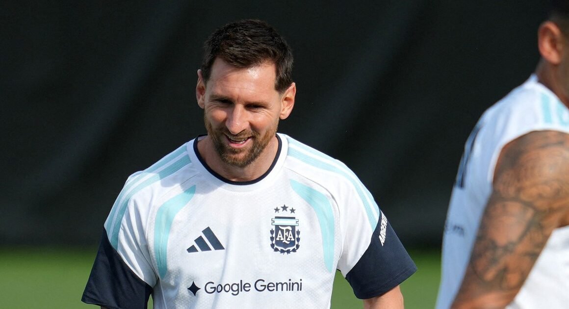 NGƯỜI HÂM MỘ ARGENTINA TỰ SỐNG DỰNG TƯỢNG MỸ CAO 26M, NẶNG 70 TẤN ĐỂ VƯỢT QUA ‘LỜI NGUYỀN’ CỦA ĐỘI BẠN BRAZIL!