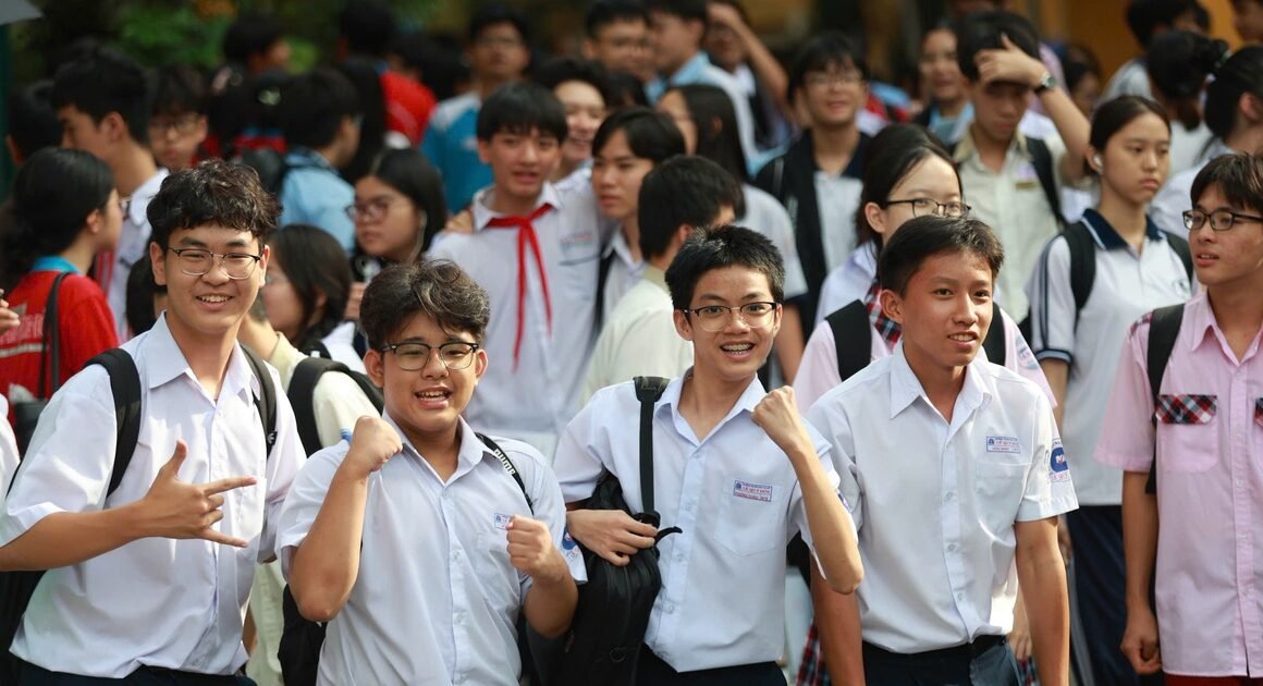 AI SỐNG SÓT TRONG DANH SÁCH ĐỈNH CAO CỦA HỌC SINH TP.HCM NĂM HỌC 2026-2027?