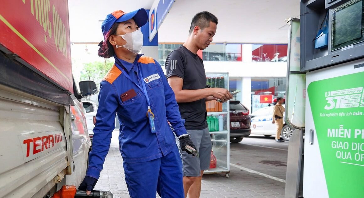 GIÁ XĂNG DẦU GIẢM MẠNH SAU 15H, BỘ CÔNG THƯƠNG CHƯA ĐỀ XUẤT ĐIỀU HÀNH GIÁ E10 DÙ ĐÃ BÁN RỘNG TOÀN QUỐC TỪ 1.6