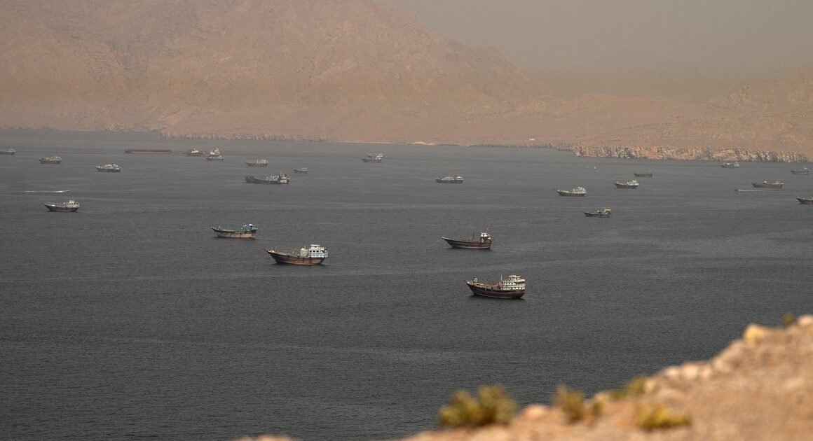 IRAN ĐỒNG THỜI GIƠ NAU ĐÓNG CỬA EO BIỂN HORMUZ, KHIẾN CAN ĐẾN VÙNG VỰC NGUY CƠ BẬT NÚT KHÔNG GIAN!
