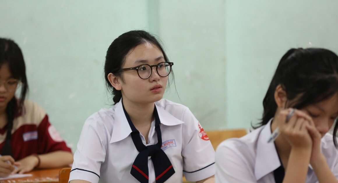 BẤT NGỜ VÌ PHÂN TÍCH BÀI THƠ “NHỮNG CHIẾC LÁ” TRONG ĐỀ VĂN NGHỊ LUẬN XUẤT HIỆN, GÂY CHU MÙA CHO NHIỀU THÍ SINH.