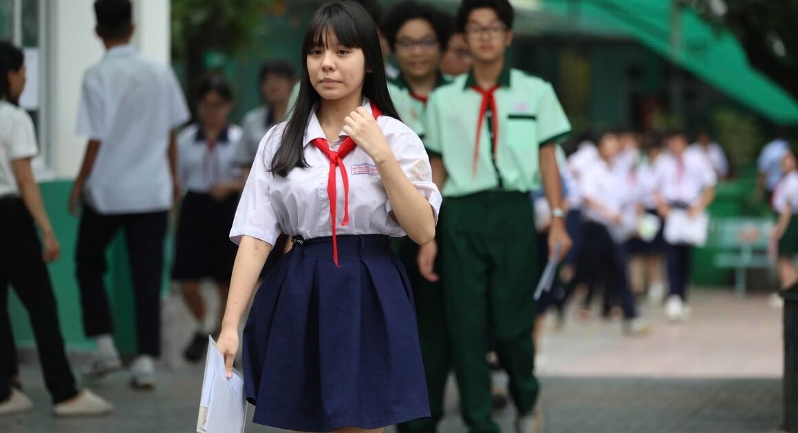 HÀNG TRĂM NGHÌN THÍ SINH HÍT HỒN ĐÚNG GIỜ CHẤM DỨT MÔN NGOẠI NGỮ KỲ THI LỚP 10, TRẢI NGHIỆM ÁP LỰC ĐÁNG NHỚ!