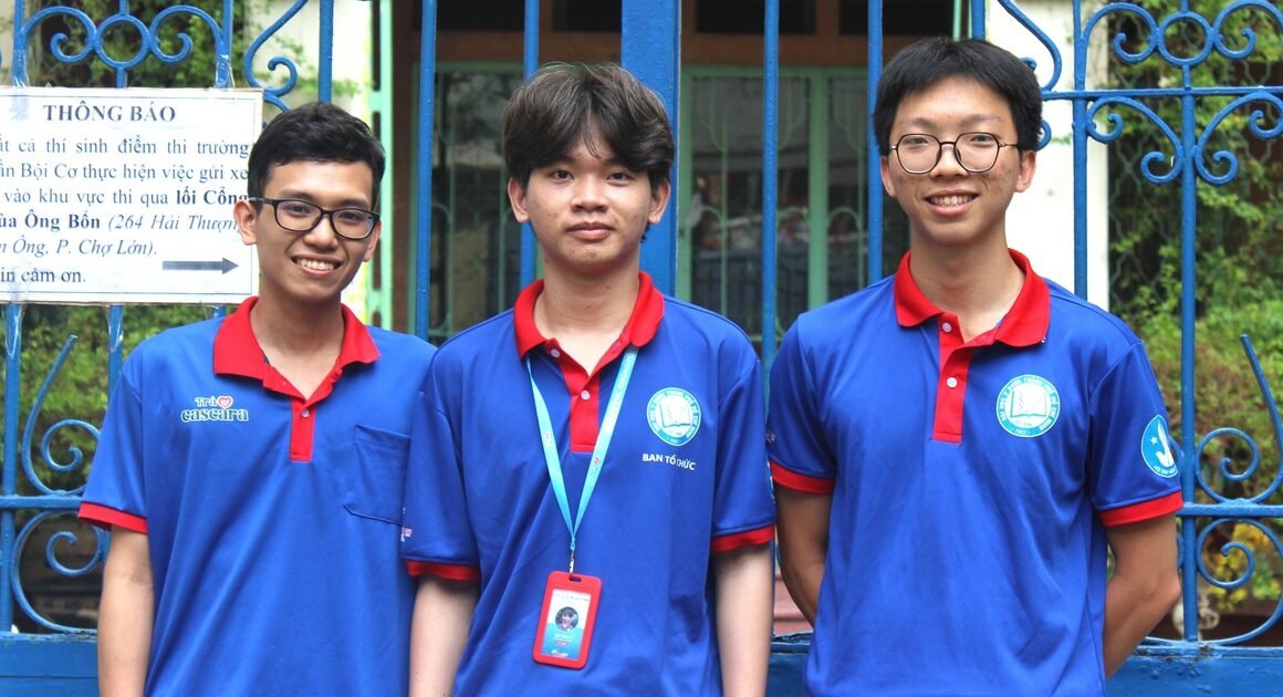 NAM SINH VIÊN GOLF NĂM CUỐI “GIAI ĐIỆU 15 PHÚT” GIẢI XONG ĐỀ SINH HỌC THPT 2026 NGOÀI PHÒNG THI!