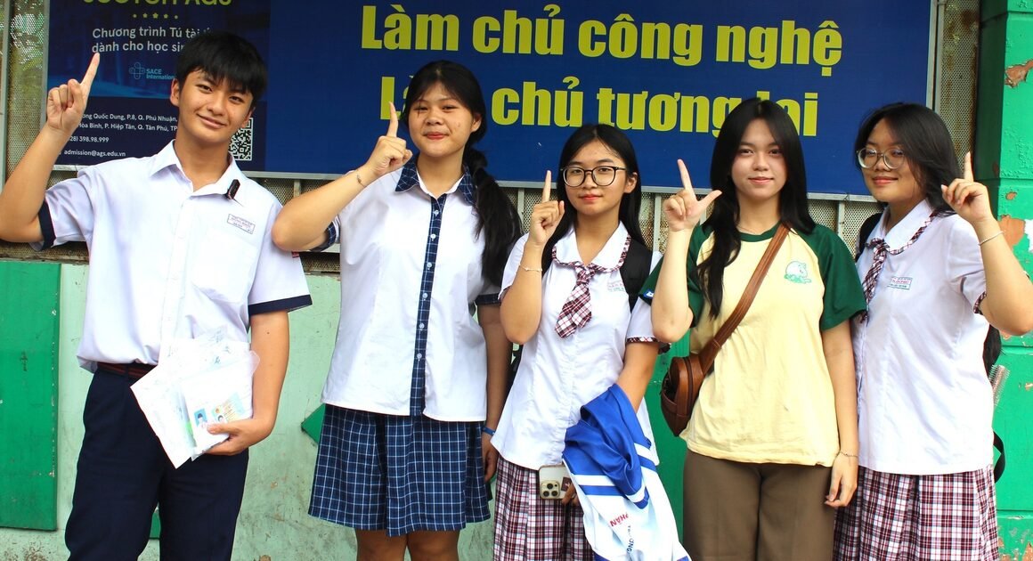ĐỀ TOÁN NĂM NAY DỄ HƠN, CHẲNG KHÁC GÌ VIỆC CHO THÍ SINH “THỦ KHOA” ĐƠN GIẢN HƠN!