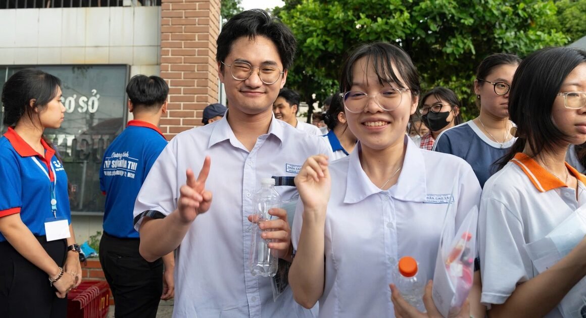UÀNG PHÓNG VỚI HƠN 1,2 TRIỆU SĨ TỬ ĐÃ HOÀN THÀNH NGÀY THI TỐT NGHIỆP TOÁN, GƯƠNG MẶT RẠNG NGỜI VỀ ĐIỀU GÌ ĐÃ ĐỘT NHẬP TRONG LỄ TRÙNG KHÁNH NÀY?