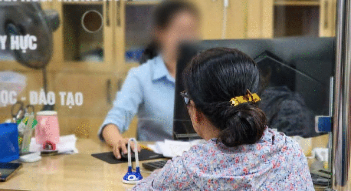 BỊ CHUYỂN LẠC GIỮA CÁC SƠ YẾU LẬP, CỤ BÀ 97 TUỔI Ở HÀ NỘI MẤT TIỀN TRỢ CẤP HÀNG THÁNG TRONG 2 THÁNG!