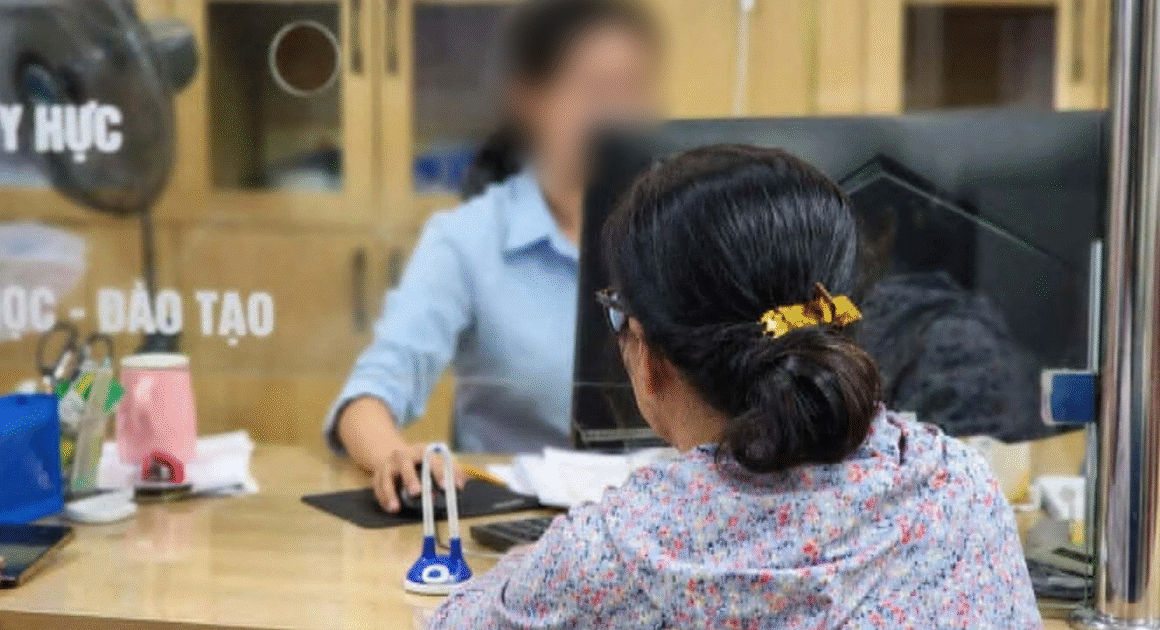 CHẤN CHỈNH THÁI ĐỘ PHỤC VỤ CÔNG DÂN SAU VỤ YÊU CẦU CỤ BÀ 97 TUỔI ĐẾN PHƯỜNG LÀM THỦ TỤC