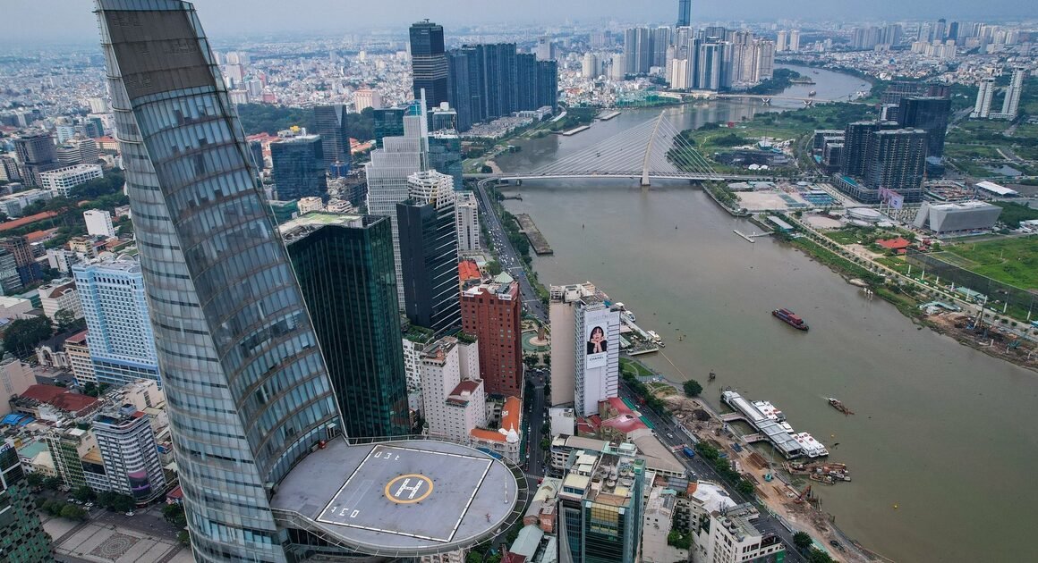 CHUYỂN ĐỔI CĂN BẢN, TP.HCM GIẢM GẦN 40% KHU PHỐ, ẤP VÀ KẾT THÚC HOẠT ĐỘNG NHIỀU TỔ NHÂN DÂN TỰ QUẢN, TẠO NÊN BƯỚC ĐI MỚI TRONG QUẢN LÝ ĐỊA PHƯƠNG