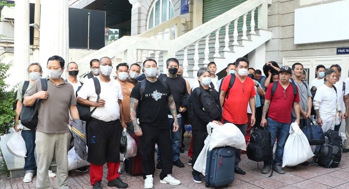 NGUYỄN VĂN NHIỆM 33 CÔNG DÂN VIỆT NAM BỊ MỸ TRỤT XUỐNG GẦN NHƯ ĐÁNG NGHỈ NGƠI TẠI SÂN BAY QUỐC TẾ NỘI BÀI!
