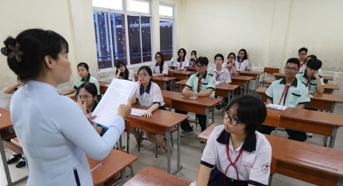 BÊN TRONG KỲ THI TUYỂN SINH 10 ĐẦU TIÊN SAU SÁP NHẬP, NÉT NGHIÊM NGẶT CHƯA TỪNG CÓ GHI NHẬN