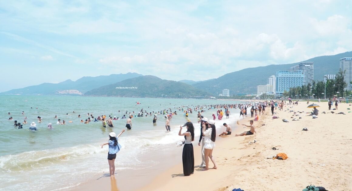 LẠI MÙNG 5 THÁNG 5, HÀNG NGÀN NGƯỜI ĐÁP ỨNG LÒNG YÊU BIỂN HÀO HỨNG TẠI QUY NHƠN!