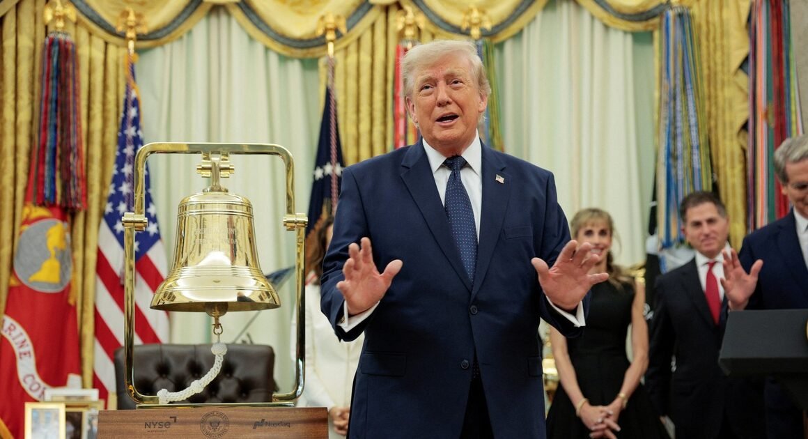 KHÔNG PHẢI BÓNG ĐÁ, ĐÂY LÀ CUỘC CHƠI SIÊU KHÁC: Donald Trump SỬA LUẬT BẤT NGỜ, CHỈ ĐẦM MẠT MỚI PHẠM LỖI!