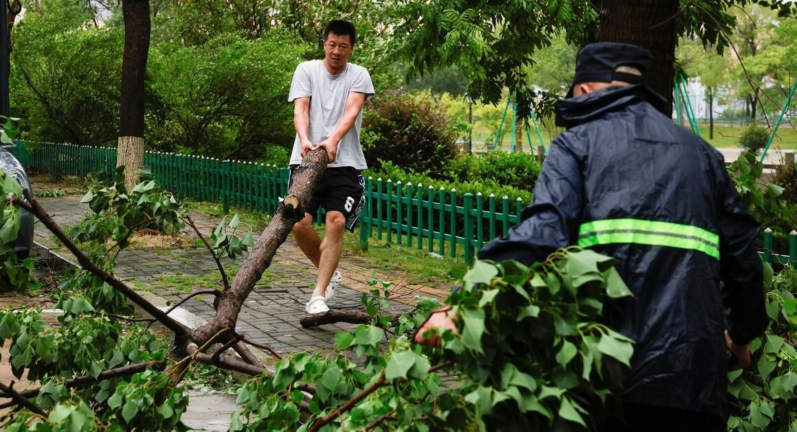 BÃO BAVI NHÓM MẠNH NHẤT TỪ ĐẦU NĂM GẬT VÀO TRUNG QUỐC, GÂY MƯA LỚN GỐI GẬP NGƯỜI DÂN ĐÔNG ĐÔÌ