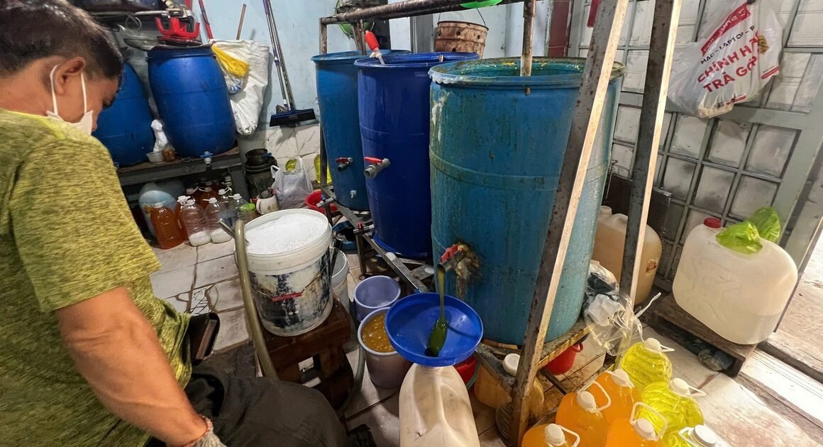 KHÁM PHÁ CƠ SỞ SẢN XUẤT NƯỚC RỬA CHÉN “LẬU” HOẠT ĐỘNG CHIẾN DẤU TRONG KHU DÂN CƯ!