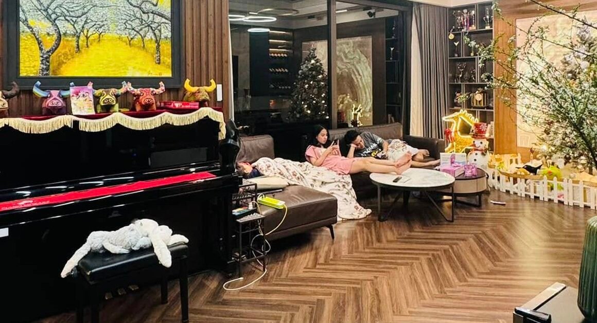 TỪ NGƯỜI ĐƯỢC YÊU MẾN TRÊN MÀN ẢNH ĐẾN CUỘC SỐNG HẠNH PHÚC BÊN GIA ĐÌNH