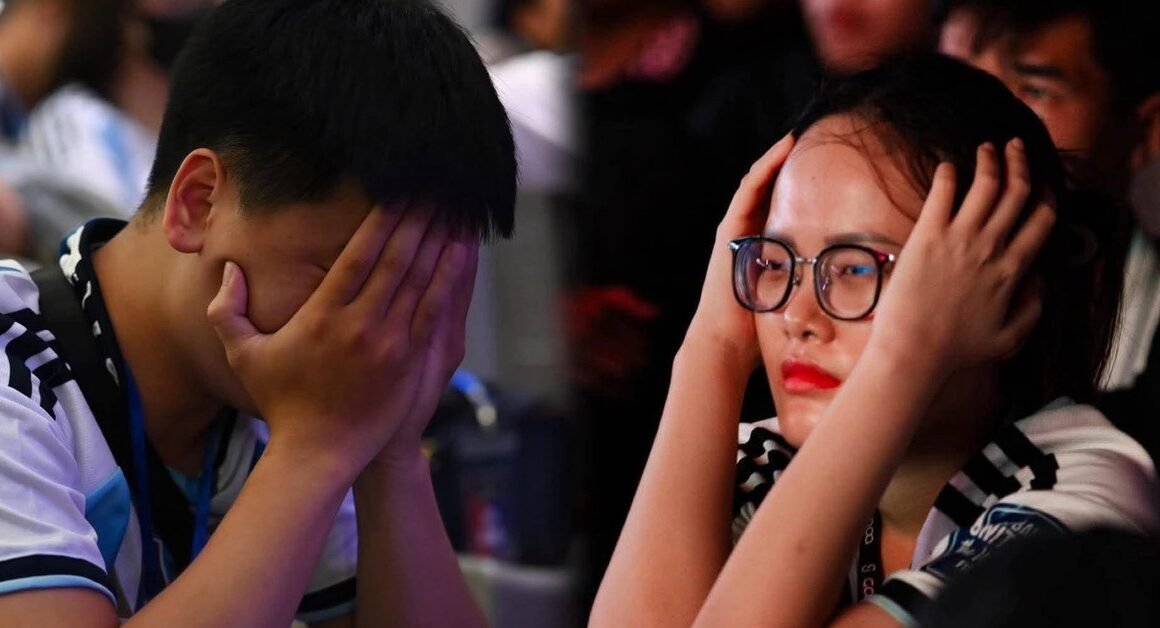 KHÔNG KHÍ TRƯỚC TRẬN ĐẤU LỊCH SỬ WORLD CUP 2026 SĂN SÁNG HƠN BAO GIỜ HẾT, HÀNG NGHÌN NGƯỜI HÂM MỘ THỨ ĐÊM CHỜ ĐÓN ĐỘI YÊU THÍCH!