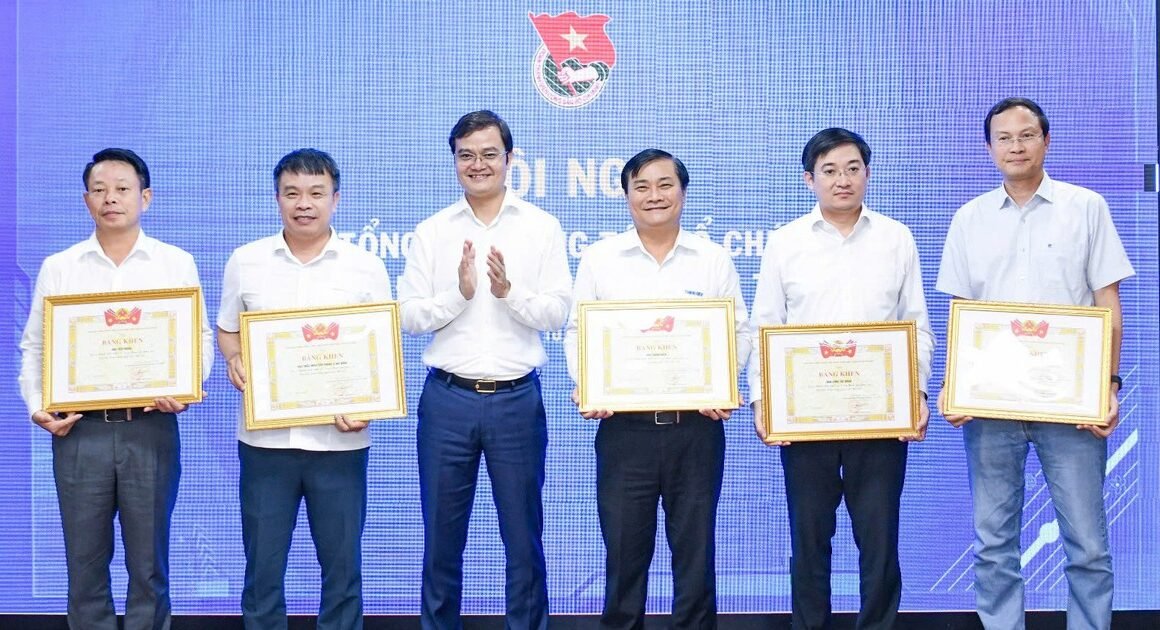 KHÁM PHÁ CUỐN SÁCH “THỜI HOA LỬA” ĐANG GÂY CHÓY TRÊN MẠNG XÃ HỘI VỚI NHU CẦU TÌM HIỂU LỊCH SỬ ĐẶC BIỆT CỦA ĐOÀN TNCS HỒ CHÍ MINH!