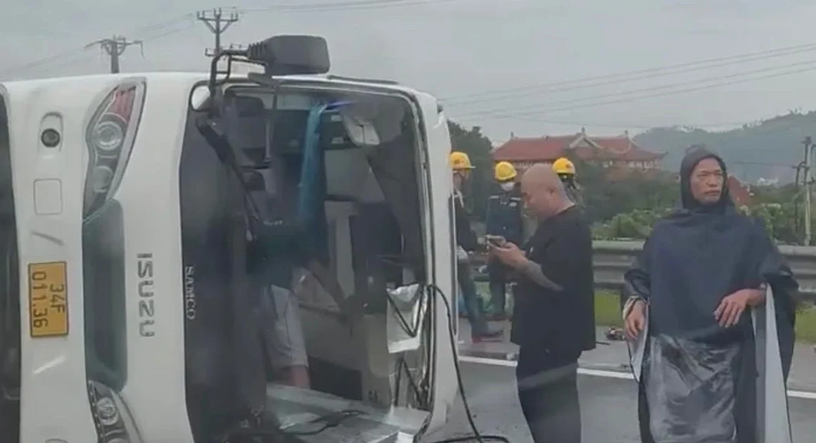 XẢY RA THIÊNG LIÊNG TRÊN CAO TỐC HẢI PHÒNG – HÀ NỘI, MỘT NGƯỜI TƯ VONG, NHIỀU NGƯỜI THƯƠNG VÕ XẢY RA KHI ÔTÔ KHÁCH 30 CHỖ VA CHẠM VỚI XE 7 CHỖ CÙNG CHUYẾN
