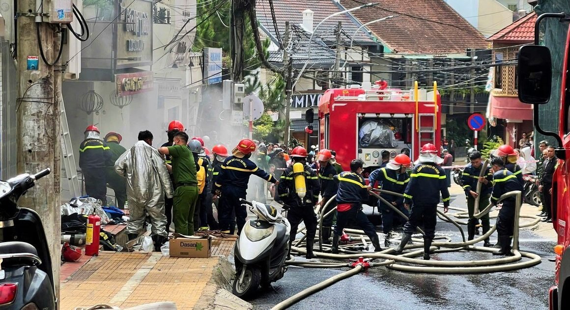 HỎA HOẠN KINH HOÀNG Ở ĐÀ LẠT: MỘT NGƯỜI CHẾT, NHIỀU NGƯỜI VÀ TÀI SẢN BỊ ĐÓNG CHẶT TRONG LỬA!