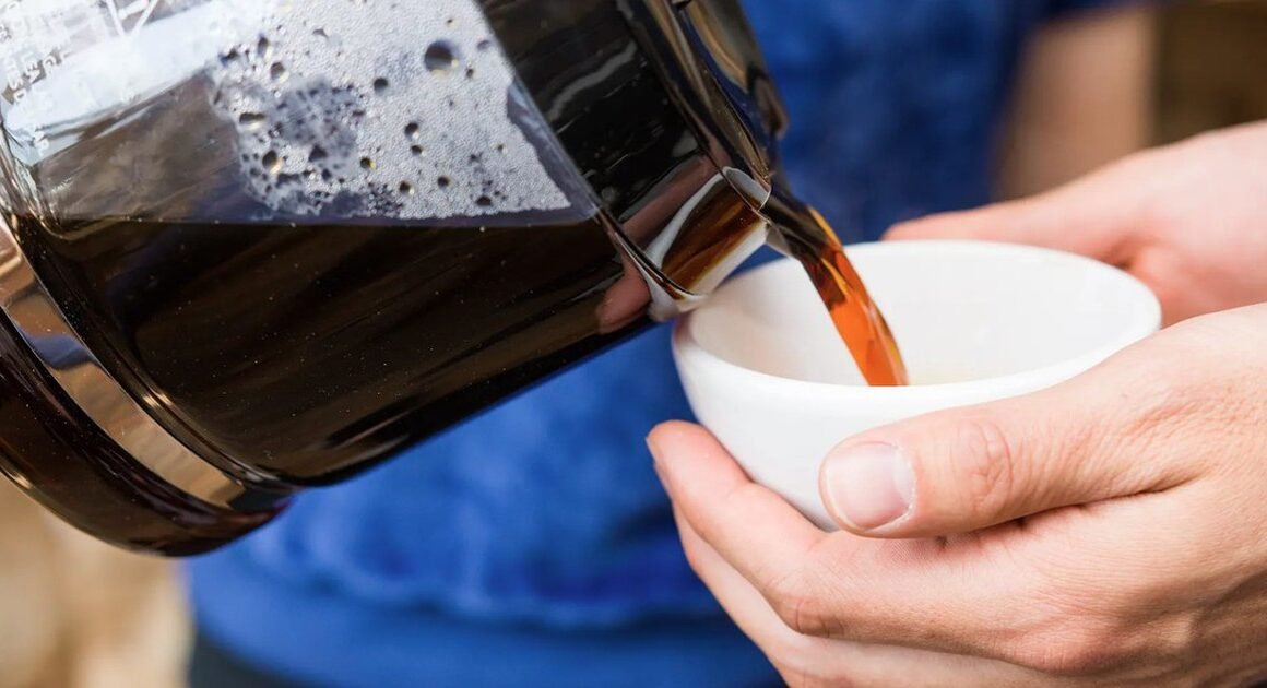 ÔNG KHAI BÁO, UỐNG CÀ PHÊ MỖI NGÀY CÓ THỂ CHỐNG BỆNH GAN VÀ UNG THƯ GAN; NGAY CẢ NGƯỜI UỐNG TRÊN 5 CỐC!