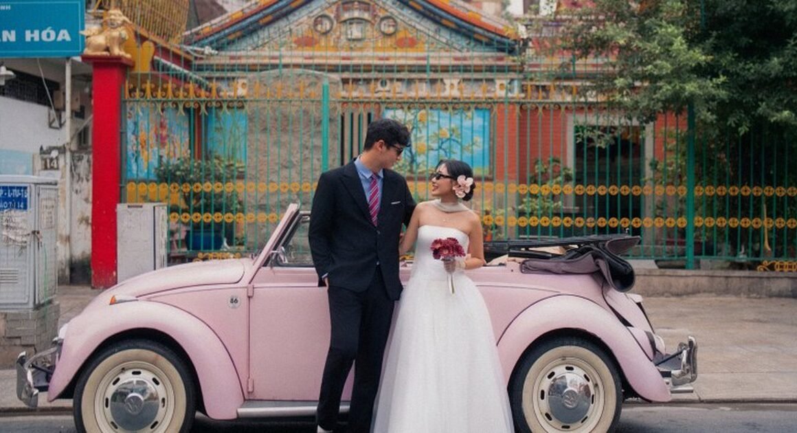 KHÔNG CẦN PHIM TRƯỜNG VÀO HƠN, CẶP ĐÔI THÁI LAN CHỌN GÓC PHỐ ĐỜI THƯỜNG TRONG MẠNG XƯA, KHU CHỢ CŨ VÀ BẢO TÀNG MỸ THUẬT TP.HCM ĐỂ CHỤP ẢNH CƯỚI, GÂY BẾN LOẠN CƯ DÂN MẠNG.