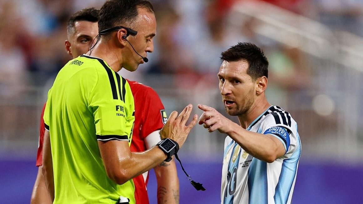 MESSI NỔI GIẬN VỚI TRỌNG TÀI BỒ ĐÀO NHA TRONG TRẬN TỨ KẾT WORLD CUP 2026: BẢN NĂNG VÀ CHIẾC TAY NẶNG CỦA SIÊU SAO?