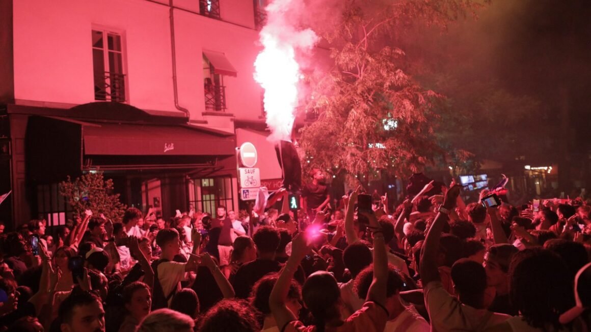 NGƯỜI CÔ GÁI ĐÃ RA ĐƯỜNG ĂN MỪNG ĐỘI TUYỂN PHÁP VÀO BÁN KẾT WORLD CUP NHƯNG CHỈ ĐÓ LÀ MẪU CHUYỆN ĐAU ĐỚN KHÓ NGỜ
