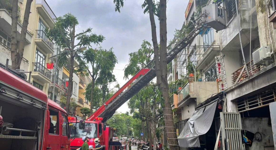 CHUYẾN CHÁY KINH HOÀNG TẠI CĂN NHÀ LIỀN KỀ Ở VĂN PHÚ, HÀ NỘI, 2 NGƯỜI BỊ MẮC KẸT VÀ TỬ VONG DƯỚI ĐÁM CHÁY.