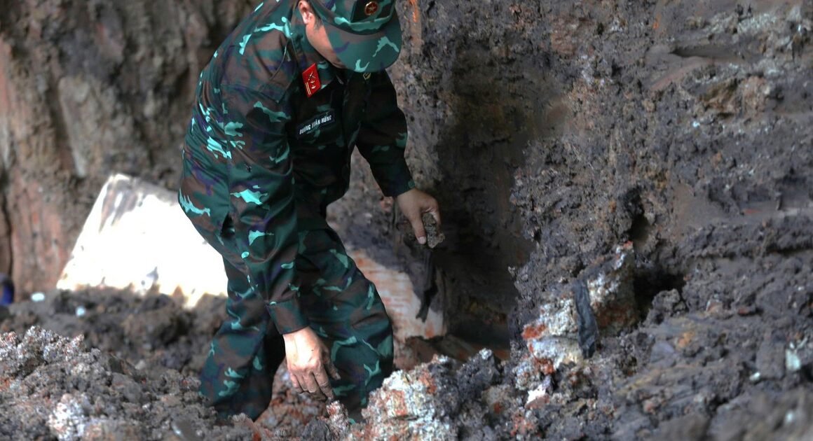 KHÁM PHÁ KHU VỰC AO CỦA CÔNG VIÊN LÊ THỊ RIÊN, PHÁT HIỆN NHIỀU HÀI CỐT LIỆT SĨ CHƯA ĐƯỢC KHÁM PHÁ!