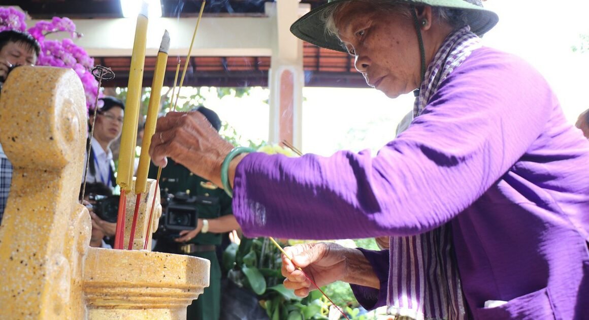 AI GIA ĐÌNH LIỆT SĨ TỪ TÂY NINH ĐẾN TP.HCM THÁP NHANG CHO CÁC HÀI CỐT QUY TẬP Ở CÔNG VIÊN LÊ THỊ RIÊNG?