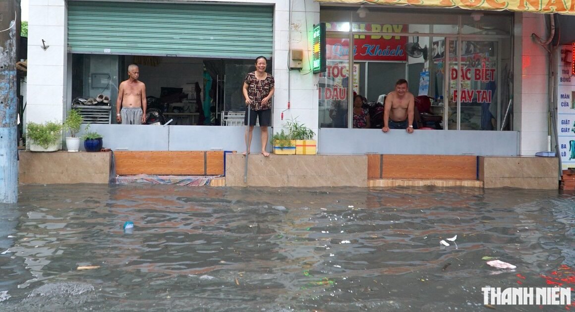 CƠN MƯA LỚN KHIẾN TP.HCM NGẬP SÂU, NGƯỜI DÂN VỘI VÀO HÀNH ĐỘNG DỌN DẸP SAU GIẢI CỨU NƯỚC