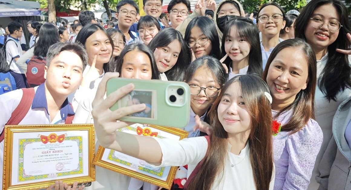 BẤT NGỜ, ĐỊA PHƯƠNG MỚI NHẤT CÙNG BƯỚC VÀO TRÀN NGẬP NGƯỠNG MƠ TỪ CHÍNH SÁCH MIỄN PHÍ SÁCH GIÁO KHOA!